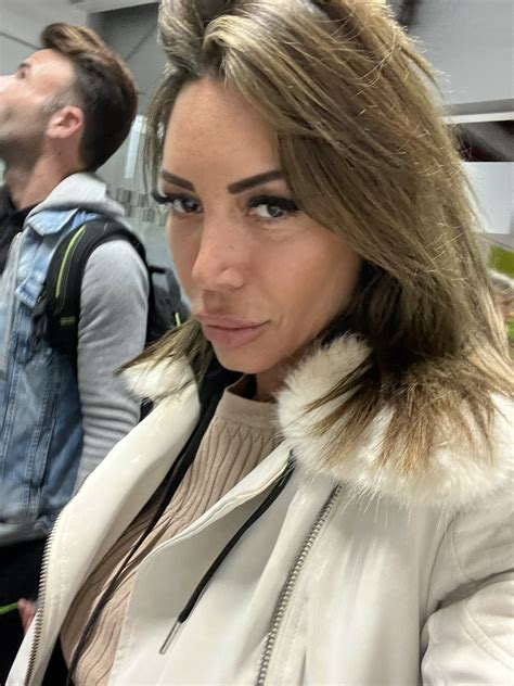 TW Pornstars - 2 pic. Vittoria Divine. Twitter. A votre avis quelle est ma destination ? 😉. 6:32 ...