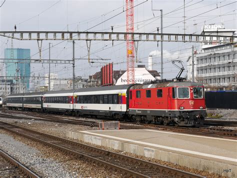 SBB - Re 4/4 11145 vor Zug von Basel bei der einfahrt im HB Zürich am ...
