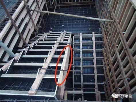 建筑施工用踏步高度及宽度可调的楼梯模板的制作方法