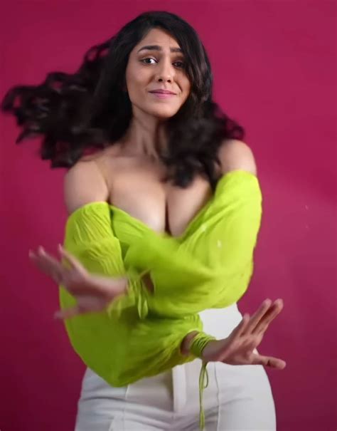 Mrunal Thakur's popping up boobs😋 : r/IndianActressx