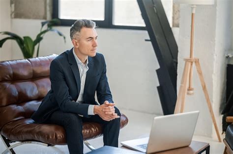 Suit Man Sitting 的图像结果