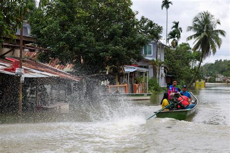 Five dead and more than 70,000 evacuated in Malaysia floods - èxtra