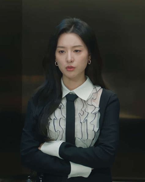 Corpcore On Screen: Unpacking Kim Ji-won's Wardrobe In Queen of Tears ...