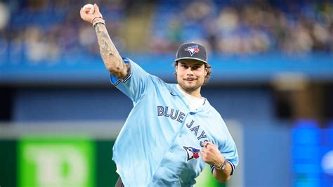 Toronto Maple Leafs star Auston Matthews throws out first pitch at New ...