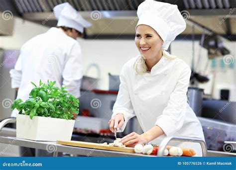 Busy Kitchen Chefs 的图像结果