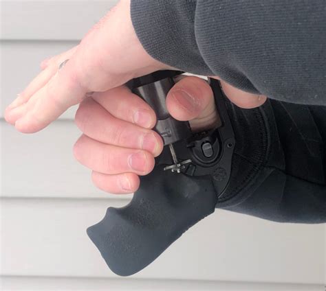 Left Hand Revolver 的图像结果