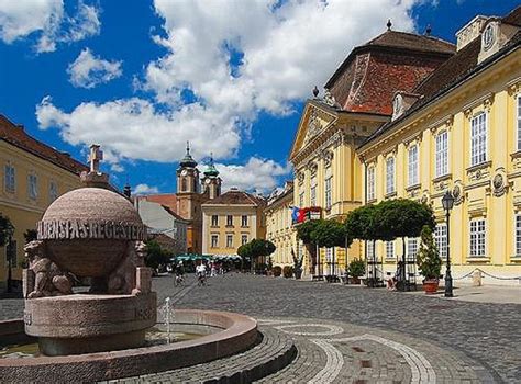 Hangulatos felv&eacute;telen j&aacute;rhatjuk k&ouml;rbe Feh&eacute;rv&aacute;r belv&aacute;ros&aacute;t