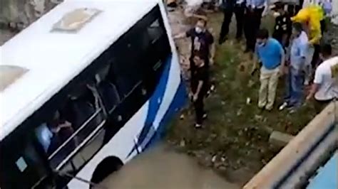 手抬、木棍撬……公交车坠河，现场众人合力救出被困女子