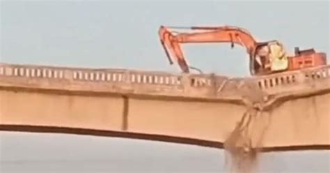 Video: Excavator with operator inside crashes to the ground as bridge ...