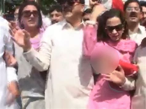 Pakistan Army Spokesperson Wink Female Journalist VIDEOS; Trolling Starts