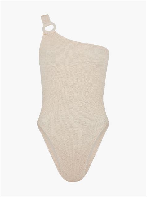 Trajes de baño minimalistas, completos y chic para el verano 2023 | Vogue