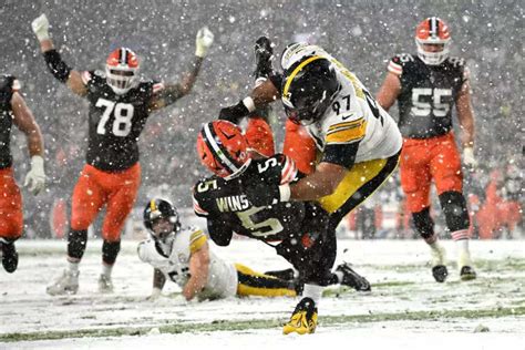 Snow Blankets the Field as Browns Defeat Steelers in Dramatic Finish