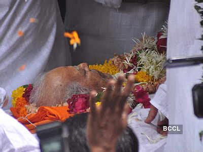 Dara Singh's body being carried to the funeral ground in Mumbai on July ...