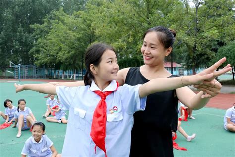 爱，在校园生辉——许昌第一外国语实验小学10周岁，听爱的故事流转_孩子