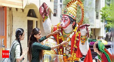 Hanuman: Hanuman Jayanti: Muslim Community Showers Flower Petals On ...