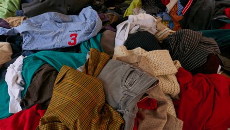 旧衣服怎么回收可以卖到哪里：出口(旧衣回收点回收)_探秘志