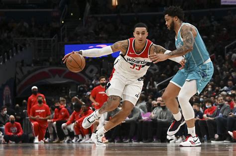 LeBron James, NBA stars troll Kyle Kuzma over huge pink sweater