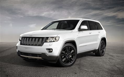 Jeep Grand Cherokee 2012 Widescreen Exotic Car Picture #01 of 21 : Diesel Station