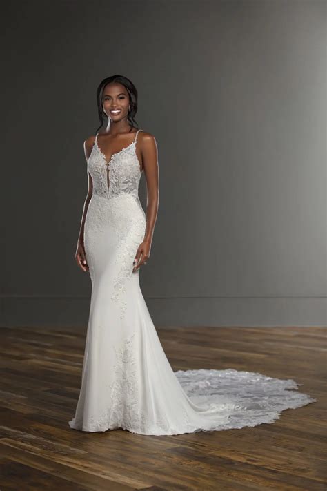 Fit and flare ball gown wedding dress | Beachweddingtips.com