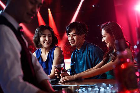 快乐的青年人在酒吧喝酒高清图片下载-正版图片507674217-摄图网