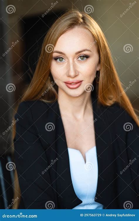 Red and Black Business Suit 的图像结果