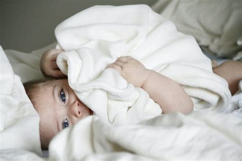 6 month old baby: milestones, foods, sleep & daily routine india