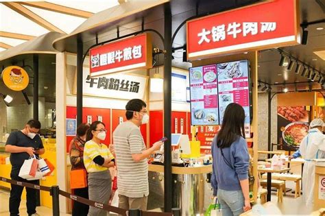 上海恢复营业的商场里，消费者是“群众演员”“领导家属”？_上海商场消费者是群演？居民澄清_邀请卡_社区