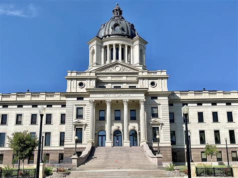 https://upload.wikimedia.org/wikipedia/commons/thumb/0/04/South_Dakota_State_Capitol%2C_Capitol_Avenue%2C_Pierre%2C_SD_-_53747980593.jpg/960px-South_Dakota_State_Capitol%2C_Capitol_Avenue%2C_Pierre%2C_SD_-_53747980593.jpg