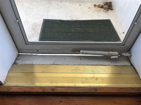 Fix screen on screen door - mumurogue