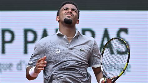 Arthur Fils WDs from French Open a day after back, cramping issues - ESPN