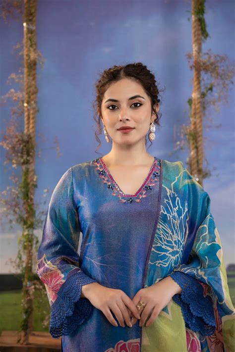 FLORAL EMBELLISHED V-NECK KURTA WITH LACE HEM AND STRAIGHT PANTS SET ...