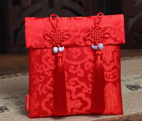 订婚礼物用什么包最新素材