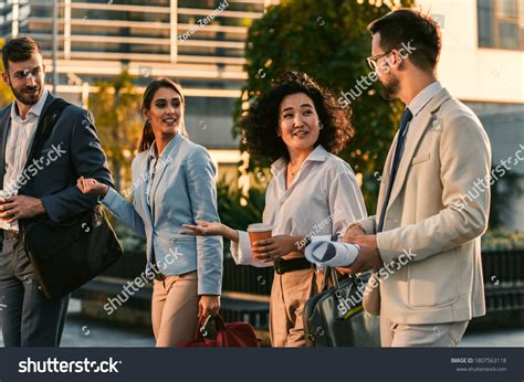 Business People Walking 的图像结果