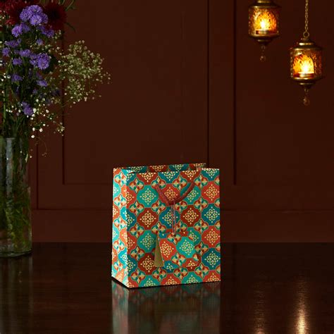 Buy Oxley Printed Gift Bag with Tag from Home Centre at just INR 149.0