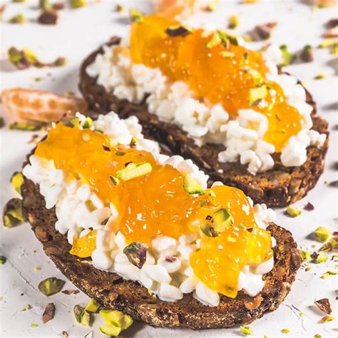 Tostadas con queso cottage y mermelada de mandarina y pistachos picados ...