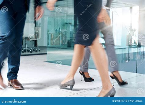Business People Walking On All Fours 的图像结果