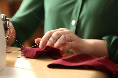 在家缝制衣服的女人高清图片下载-正版图片600171722-摄图网