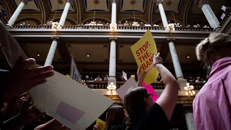 Judge Temporarily Suspends Indiana Abortion Ban - The New York Times