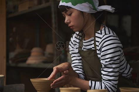 女人做陶瓷艺术体验高清图片下载-正版图片502060206-摄图网