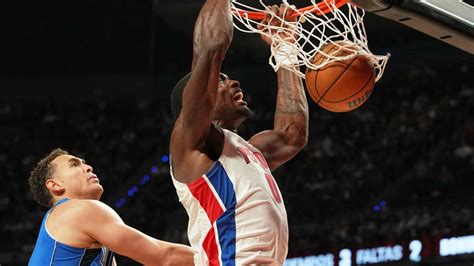 Download Jalen Duren Powerful Dunk Wallpaper | Wallpapers.com