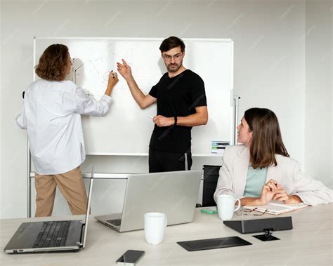 Table Meeting Examples 的图像结果