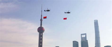 上海警用直升机悬挂国旗警旗飞过外滩 | 视频 - 民用航空网