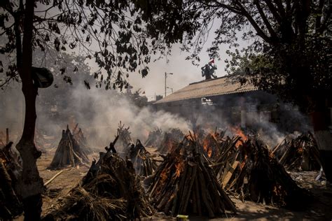 印度火葬场崩溃了，大批遗体露天架火焚烧：印度空气是什么味啊？|美元|卢比|印度_新浪新闻