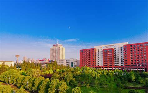 长江大学在校生人数近4万人，在荆州和武汉都有校区，是湖北省国内一流大学建设高校-度小视