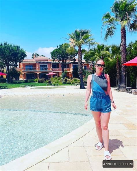 HOLLI DEMPSEY Feet - AZNudeFeet