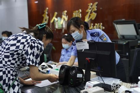 端午当天 南京出入境办证服务中心办理各类出入境证件600多本