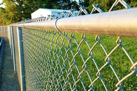 Afbeeldingsresultaten voor chain link fence
