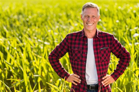 Mature farm Images - Free Download on Freepik