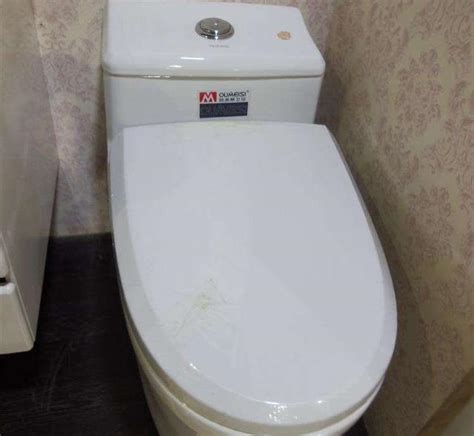男子合租上厕所怕脏踩碎坐便器：赔了新马桶，好在人没受伤_手机新浪网