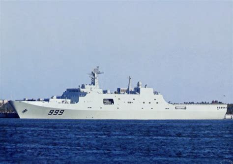 中国海军最先进两栖船坞登陆舰五指山舰舱内展示